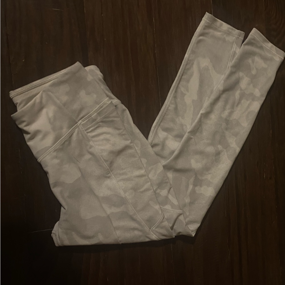 Calia by Carrie Underwood white and gray camo 7/8 leggings with pockets